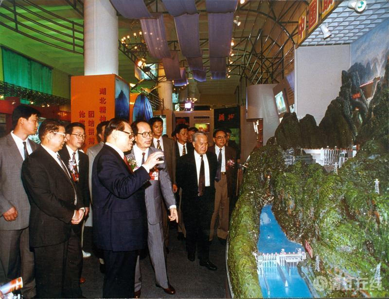 1997年9月，中共中央總書(shū)記江澤民參觀(guān)清江梯級(jí)開(kāi)發(fā)模型