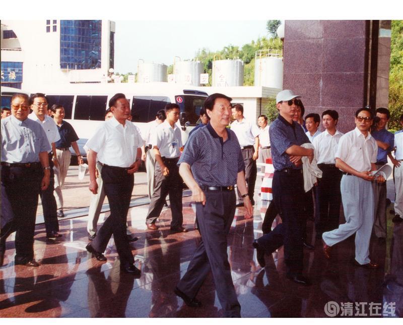 2001年7月，國(guó)務(wù)院總理朱镕基、副總理吳邦國(guó)視察清江