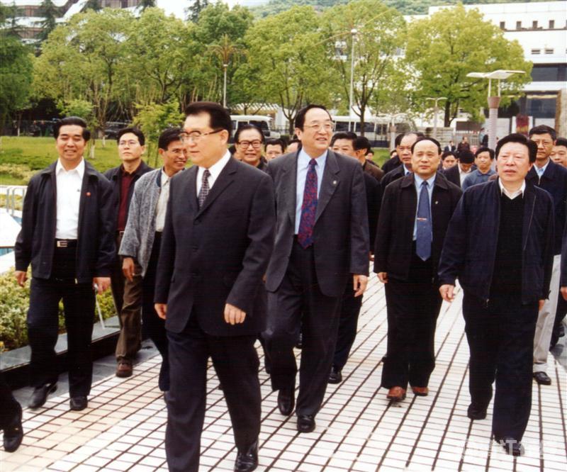 2003年5月，中共中央政治局常委李長(zhǎng)春視察清江