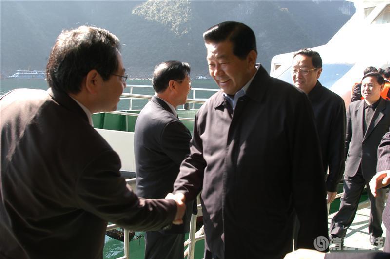 2004年11月，全國(guó)政協(xié)主席賈慶林視察清江